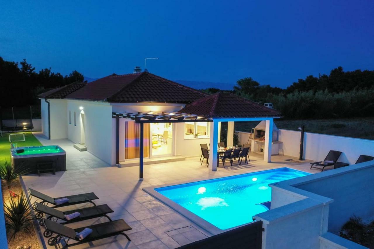 Villas Sabun - Modern House With Heated Pool Privlaka  Exteriör bild