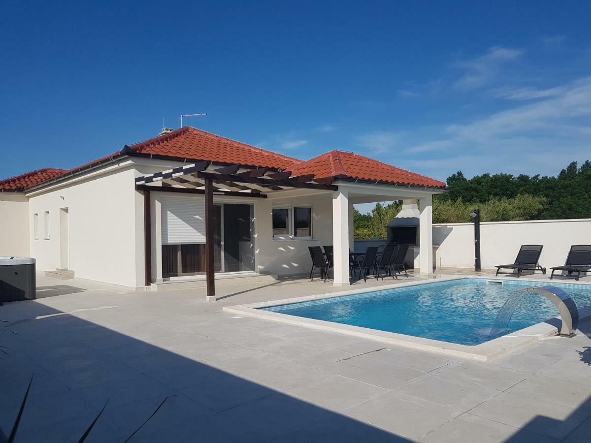 Villas Sabun - Modern House With Heated Pool Privlaka  Exteriör bild