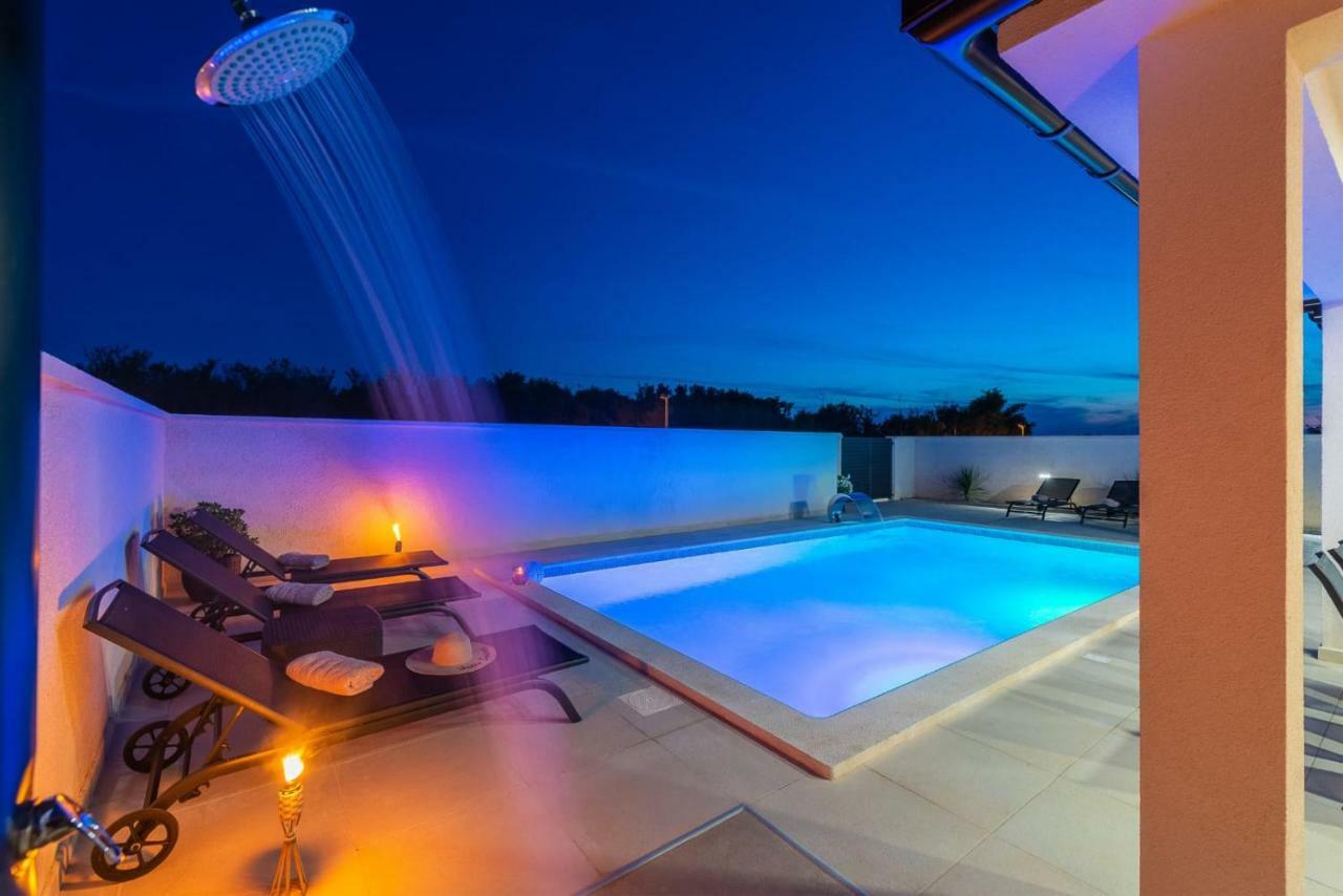 Villas Sabun - Modern House With Heated Pool Privlaka  Exteriör bild